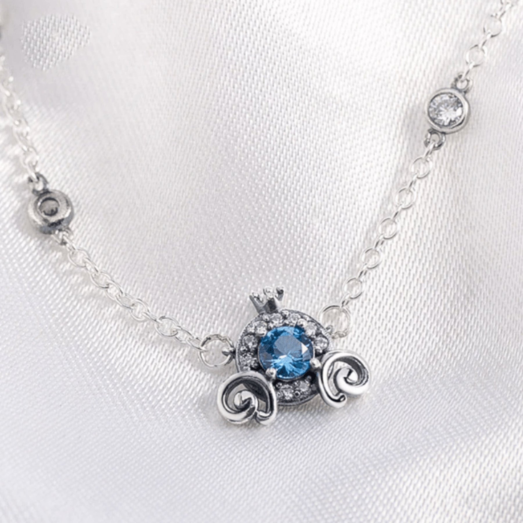Colar Luxo Feminino Prata Carruagem Cinderela