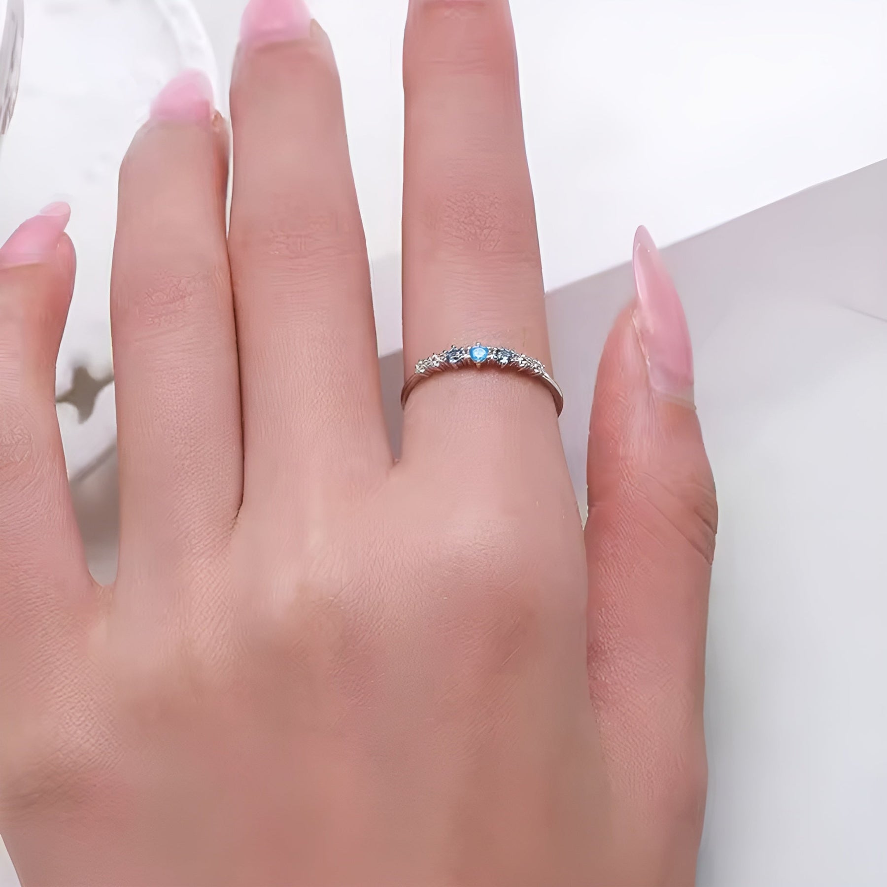 Anel Feminino Meia Aliança Fiorella em Prata 925 Lunnelé™