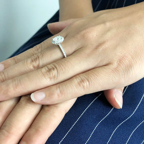 Anel Solitário Cravejado Halo Oval Moissanite 1ct Prata 925 Lunnelé™ - foto 3