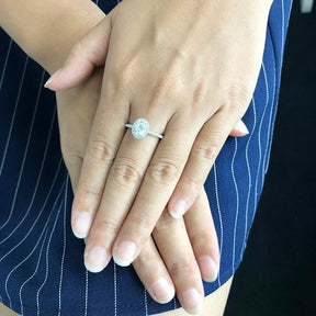 Anel Solitário Cravejado Halo Oval Moissanite 1ct Prata 925 Lunnelé™ - foto 2
