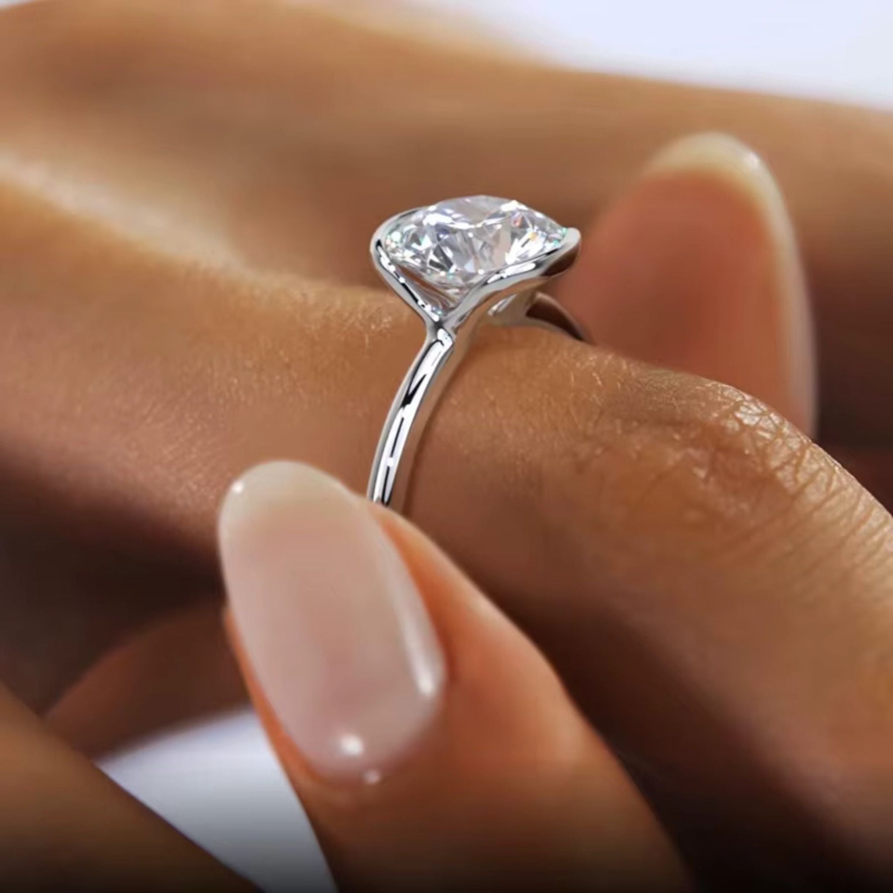 Anel Solitário em Prata 925 com Moissanite 1ct Lunnelé™ - foto 5