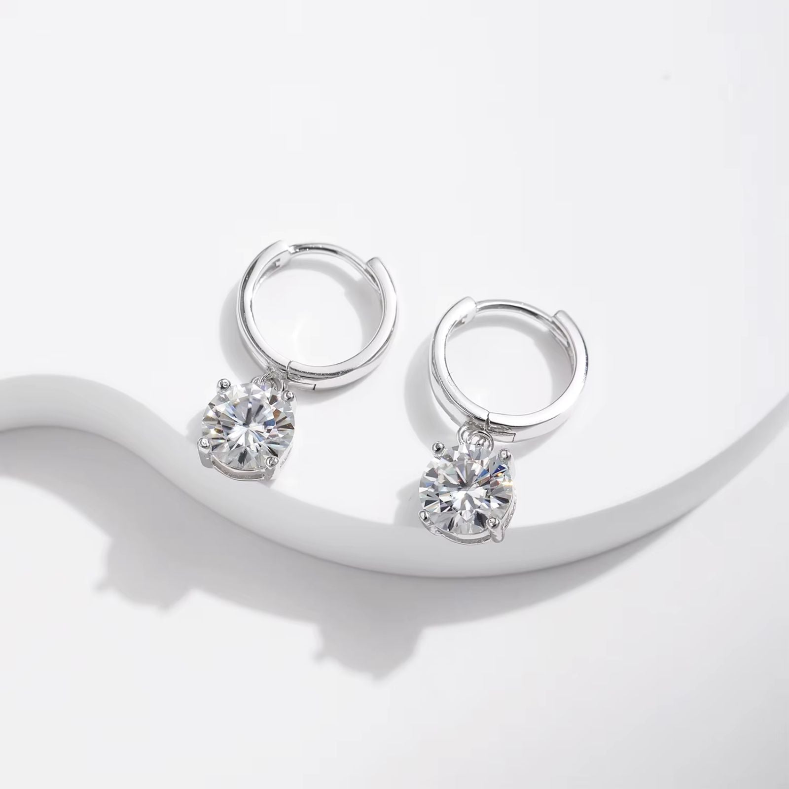 Brinco Argola com Pingente de Moissanite 1ct
