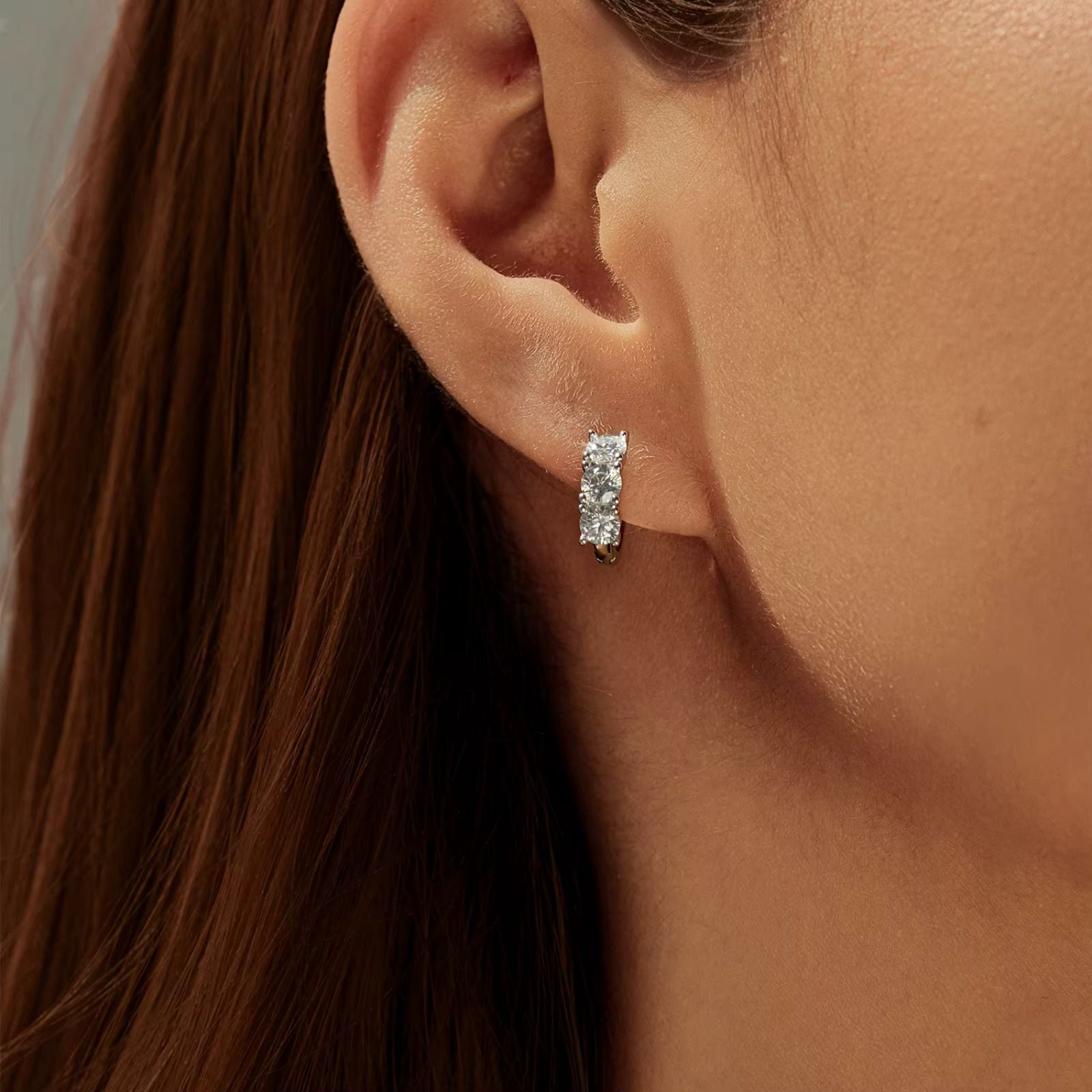 Brinco Argola Trilogia em Prata 925 com Moissanite 0,30ct Lunnelé™ - foto 2