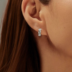 Brinco Argola Trilogia em Prata 925 com Moissanite 0,30ct Lunnelé™ - foto 2