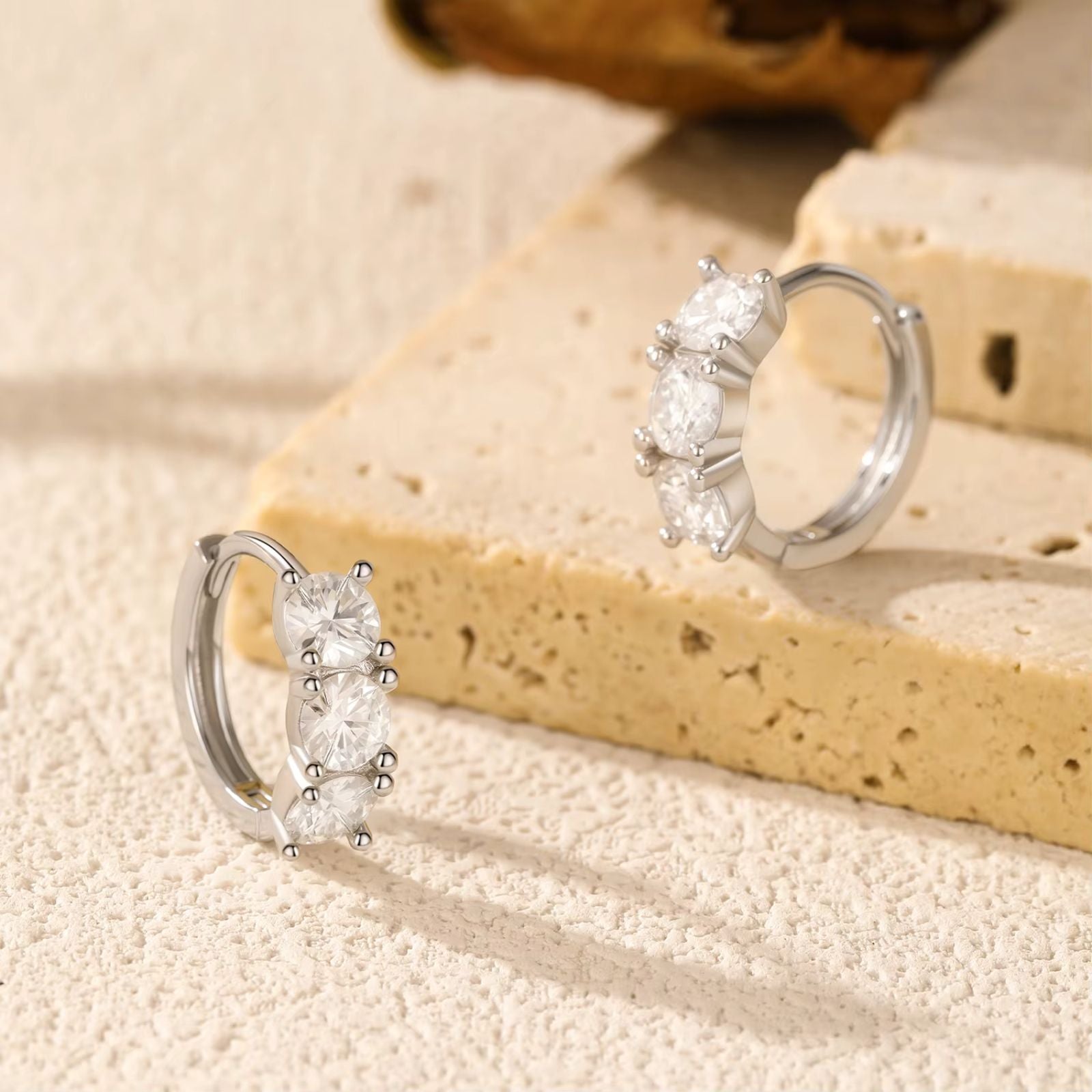 Brinco Argola Trilogia em Prata 925 com Moissanite 0,30ct Lunnelé™ - foto 3