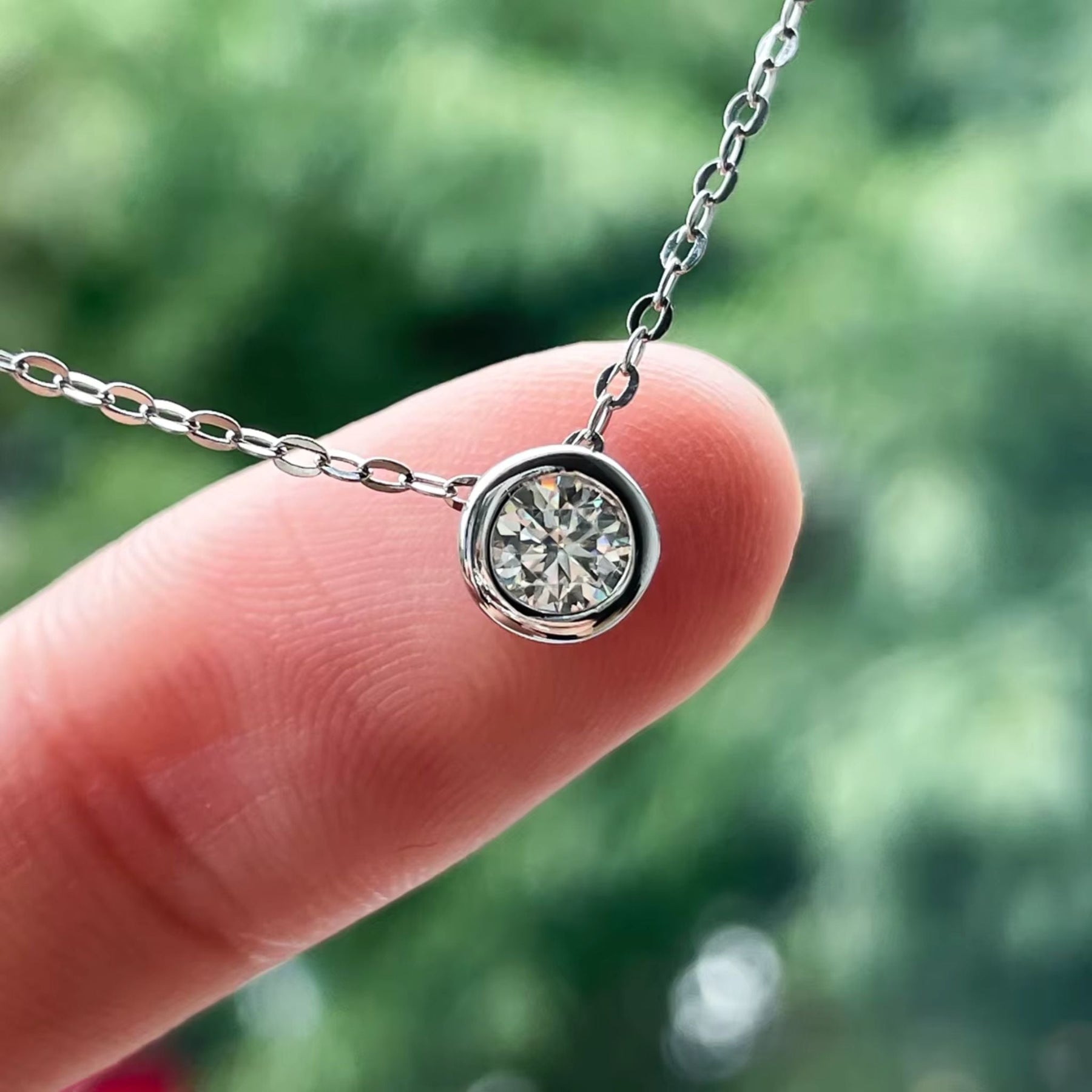 Colar Minimalista em Prata 925 Ponto de Luz Moissanite 0,3ct Lunnelé™ - foto 2