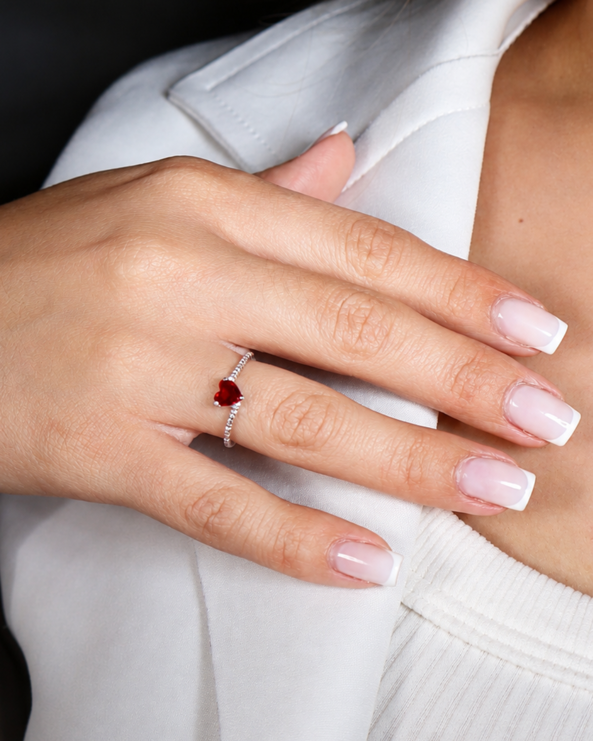 Anel Solitário Coração Vermelho com Zircônias em Prata 925 Lunnelé™ - foto 3