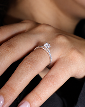 Anel Solitário Clássico com Zircônia e Microzircônias em Prata 925 Lunnelé™ - foto 4