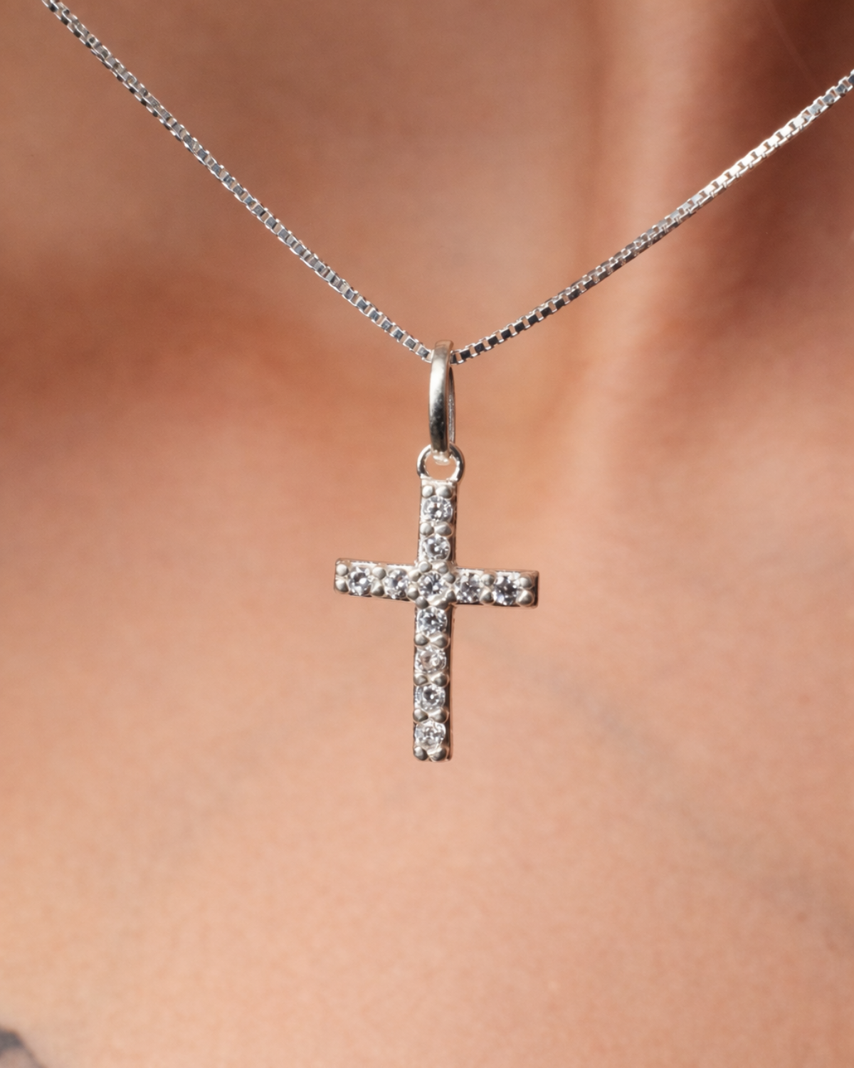 Colar Cruz Cravejada em Prata 925 Lunnelé™ - foto 5