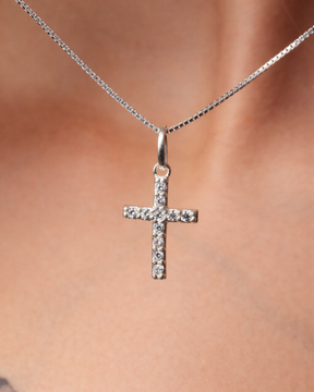 Colar Cruz Cravejada em Prata 925 Lunnelé™ - foto 5