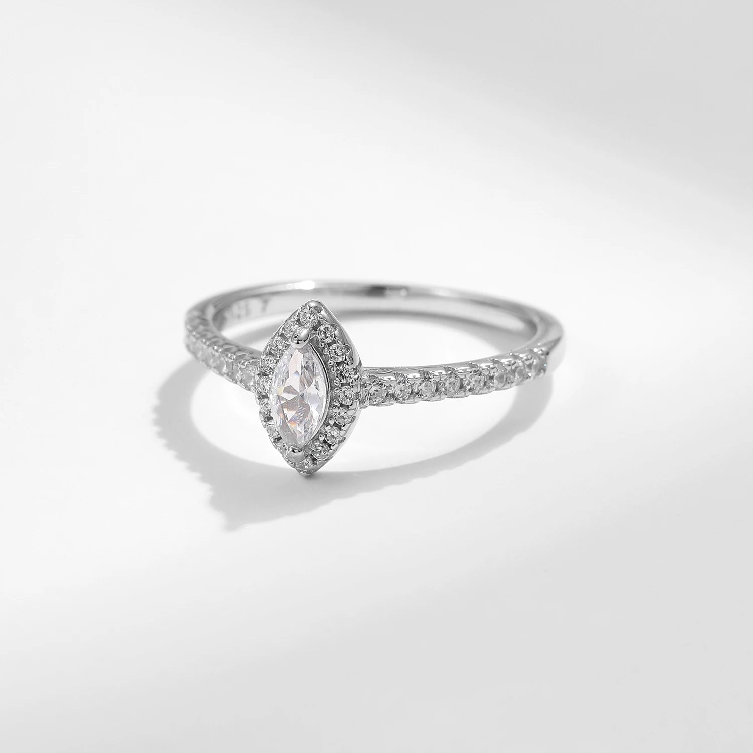Anel Solitário Marquise em Prata 925 com Zircônia Lunnelé™