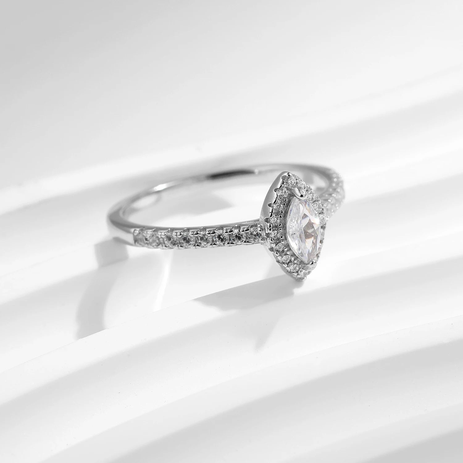 Anel Solitário Marquise em Prata 925 com Zircônia Lunnelé™