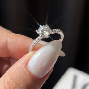 Anel Solitário Noivado Cravejado com Moissanite 0.6ct em Prata 925 Clássico Lunnelé™