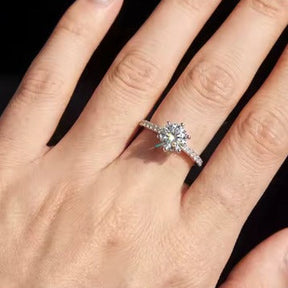 Anel Solitário Noivado Cravejado com Moissanite 0.6ct em Prata 925 Clássico Lunnelé™
