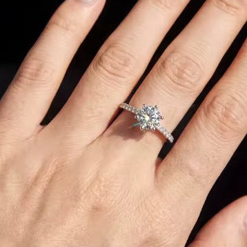 Anel Solitário Noivado Cravejado com Moissanite 0.6ct em Prata 925 Clássico Lunnelé™