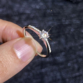 Detalhe do anel em prata 925 com moissanite redonda e pedras cravejadas no aro