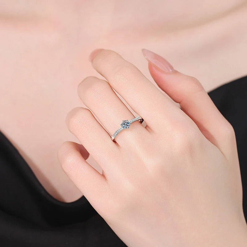 Anel de moissanite 0,3 ct em prata 925 usado na mão — detalhe do design