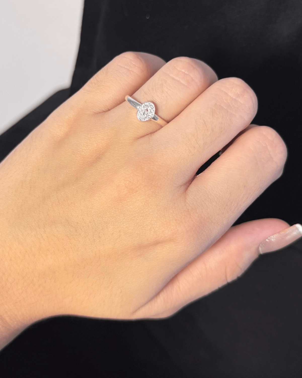 Anel Oval Cravejado com Zircônias Prata 925 Lunnelé™ - foto 6