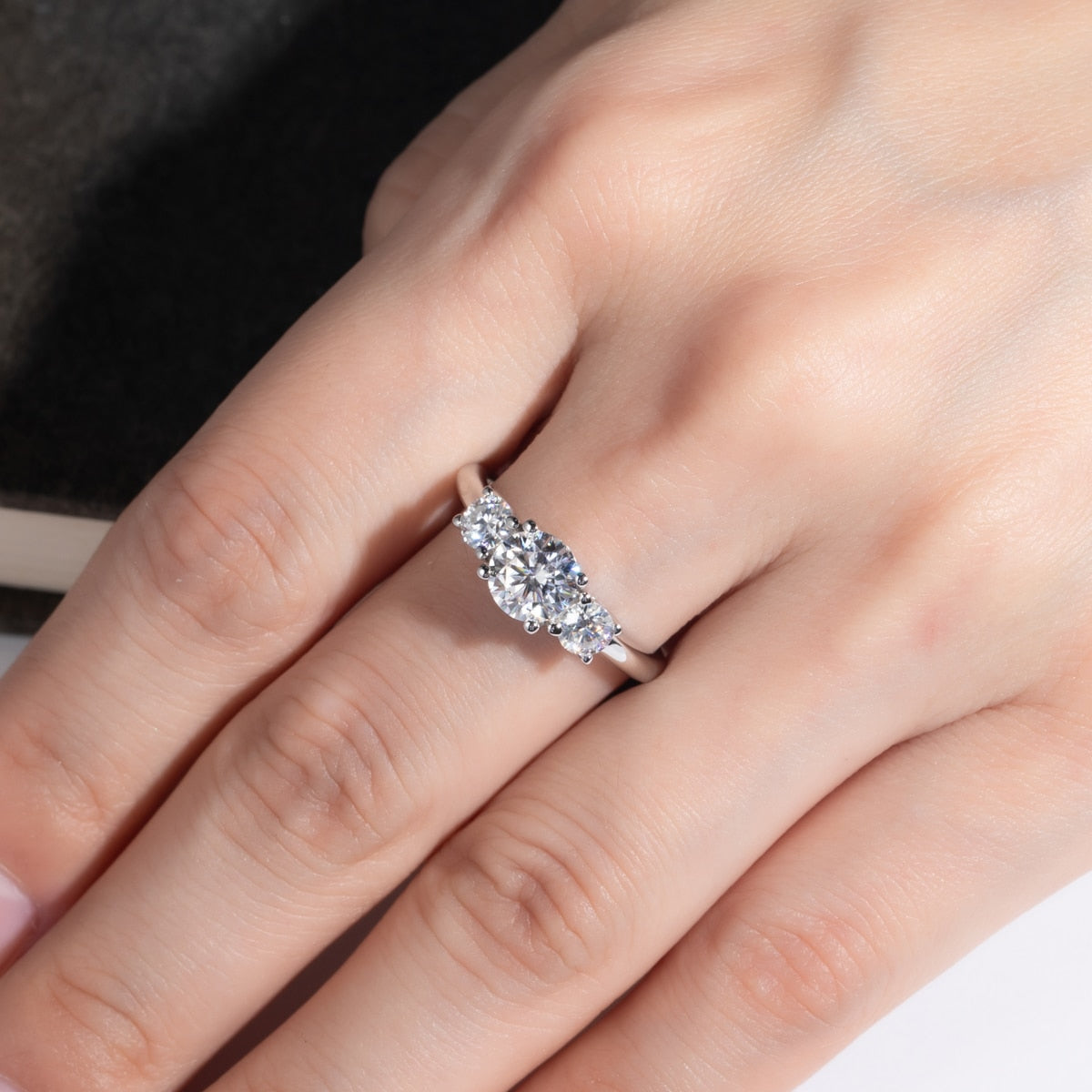 Anel de Noivado Triplo Brilho Moissanite Prata 925 Lunnelé™ - foto 2