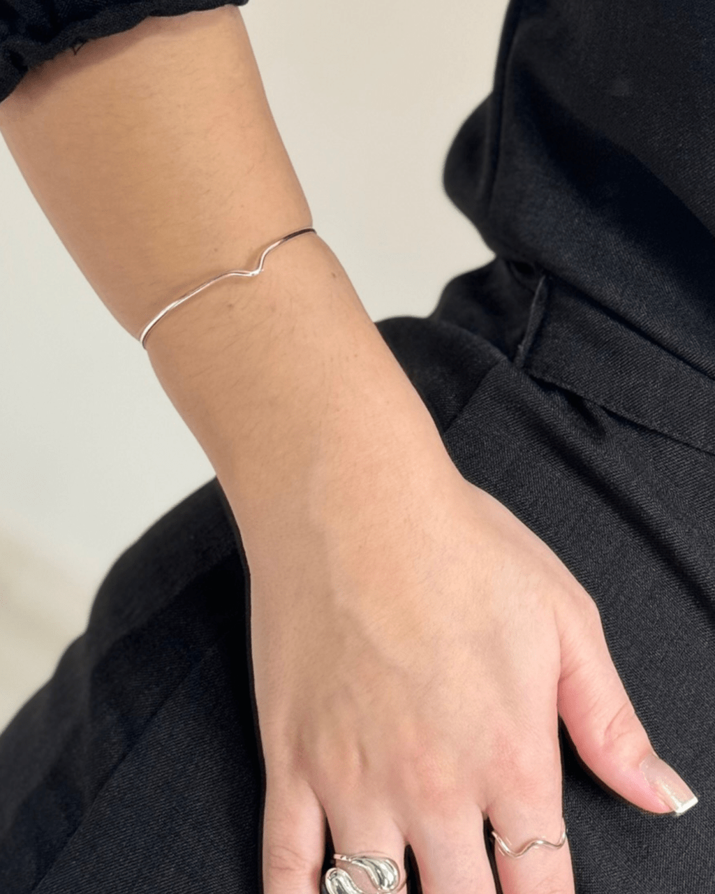 Bracelete Fio V Regulável  Prata 925 Lunnelé™ - foto 2