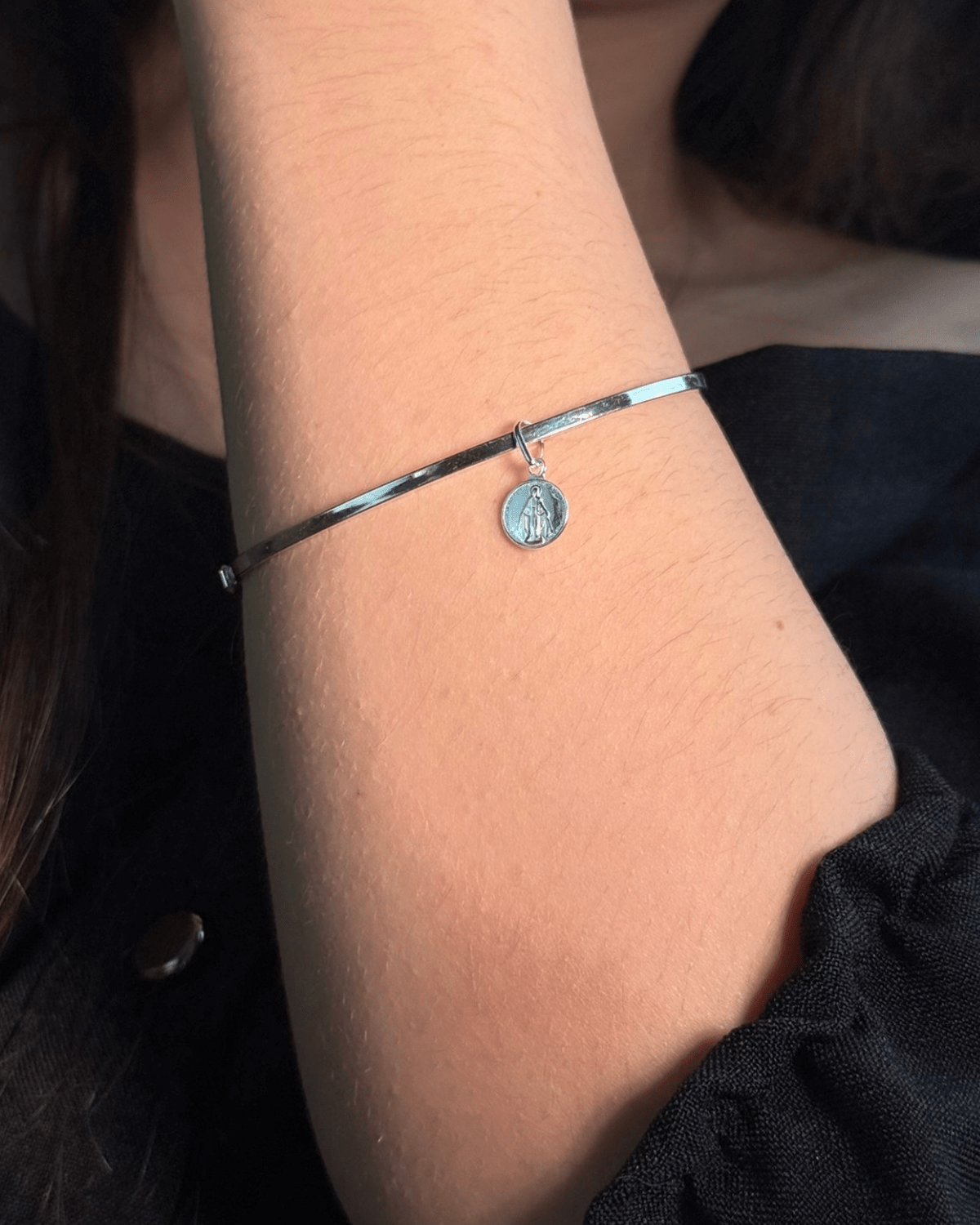 Bracelete Liso com Pingente Nossa Senhora das Graças em Prata 925 Lunnelé™ - foto 3