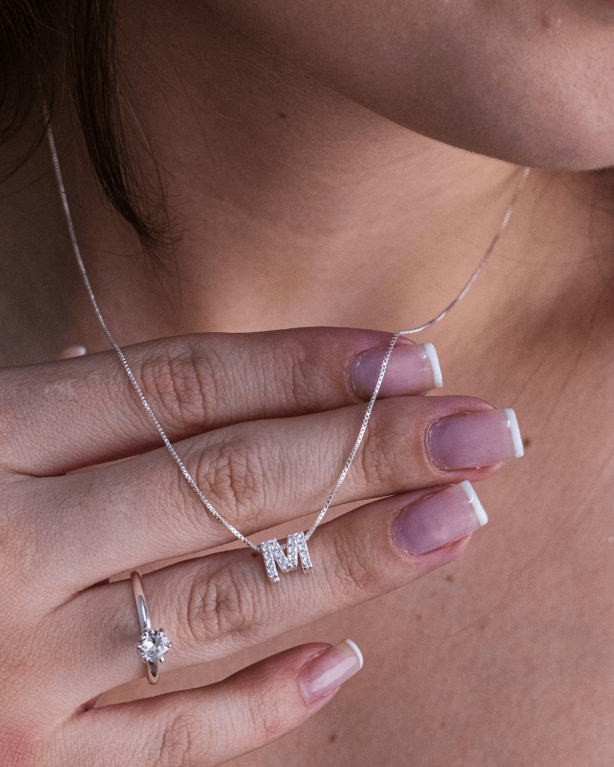 Colar Letra Inicial Cravejada em Prata 925 Lunnelé™