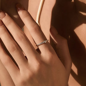 Anel solitário com moissanite em prata 925 usado na mão
