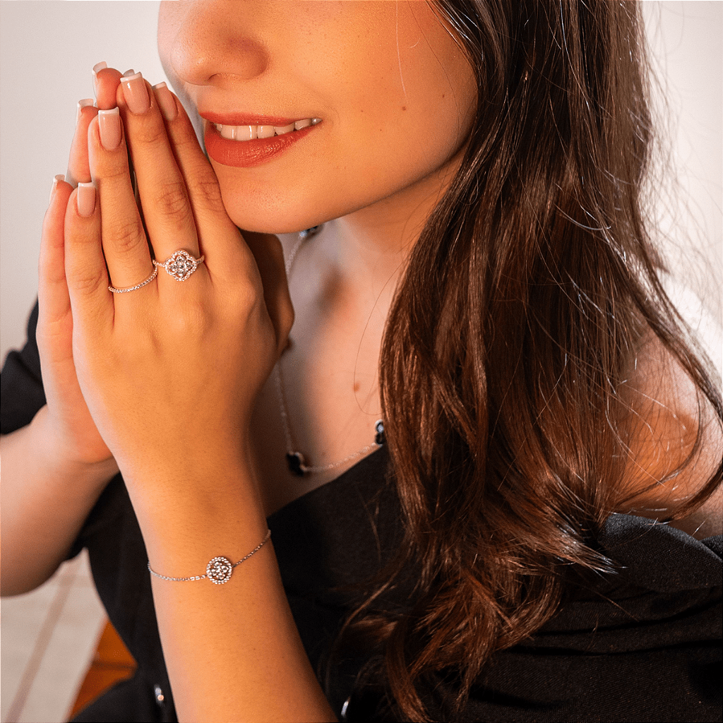 Pulseira Trevo Cravejada em Prata 925 Lunnelé™ - foto 3