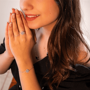 Pulseira Trevo Cravejada em Prata 925 Lunnelé™ - foto 3